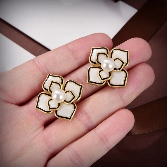 Modern Flower White and Gold Earrings with Central Pearl - Picture 7 of 10